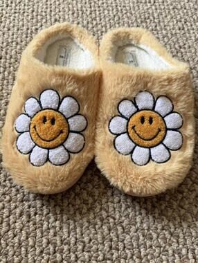Yellow fuzzy daisy simply southern slippers